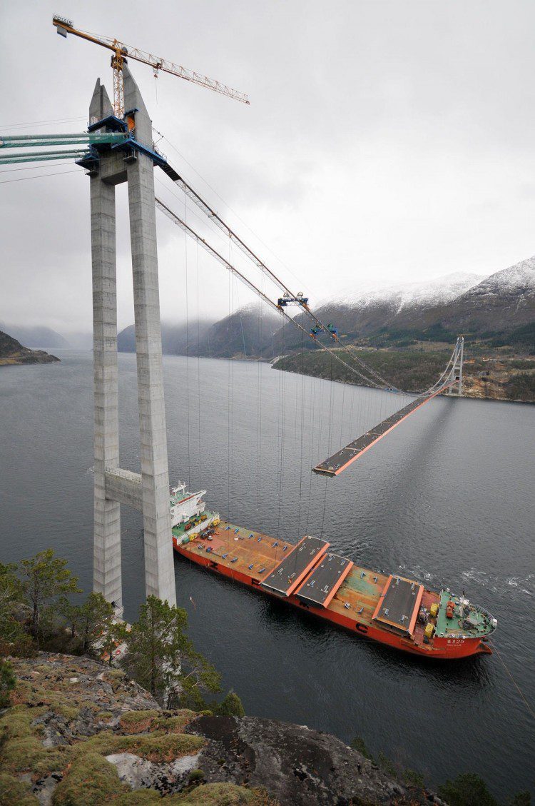 The erection process for Hardanger Bridge across the Hardanger fjord involved lifting each segment into place.