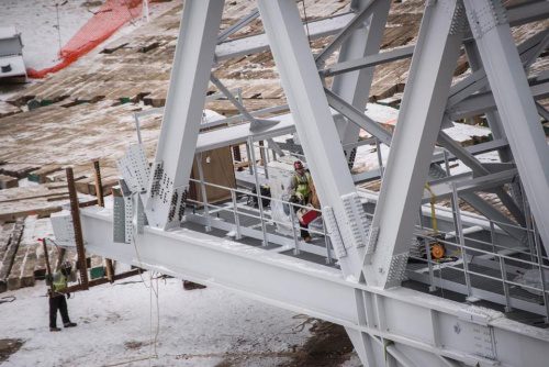 This steel Ridge Truss was the largest structural steel component on the project, weighing more than 700,000 pounds. The piece, which has a depth of 36 feet at its tallest dimension, is 16 feet wide and 197 feet long, with a catwalk pre-assembled within the truss.